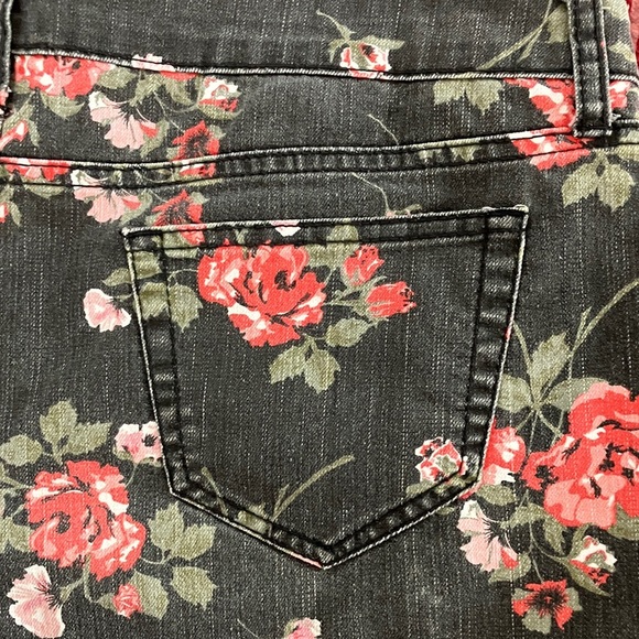 City Streets women’s size 13 black/ Pink Floral Jean “Classic shorty” Shorts - Picture 16 of 16